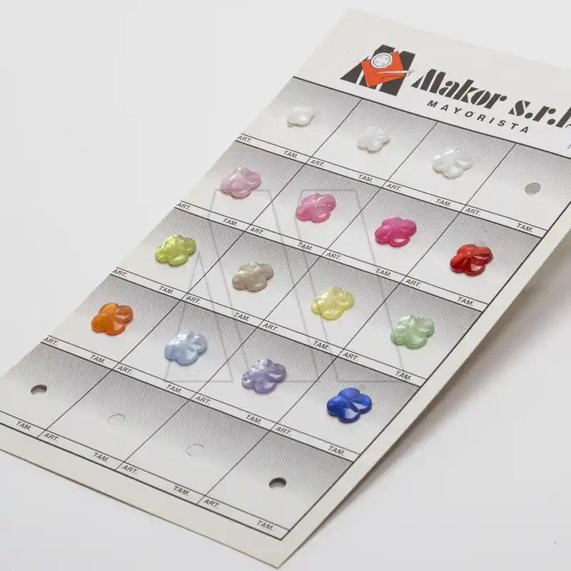 BOTON POLIESTER CON PIE NOVELERO T22