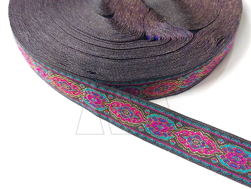 GALON TEJIDO C/LUREX DORADO FLORES C/FONDO NEGRO 25MM X 25YDS APROX 9771