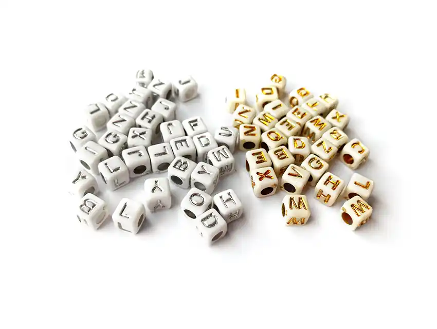 CUENTAS SIMIL METALICA DORADAS/PLATEADAS CON LETRAS 5MM X 125GRS 2510LM