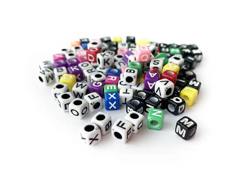 CUENTAS DE PLASTICO CON LETRAS X 125GRS 2510L