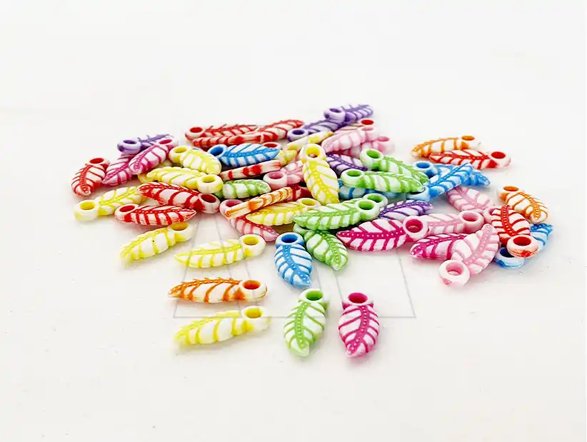 CUENTAS DE PLASTICO PLUMAS 8MM X 15MM X 125GRS 8950.M29