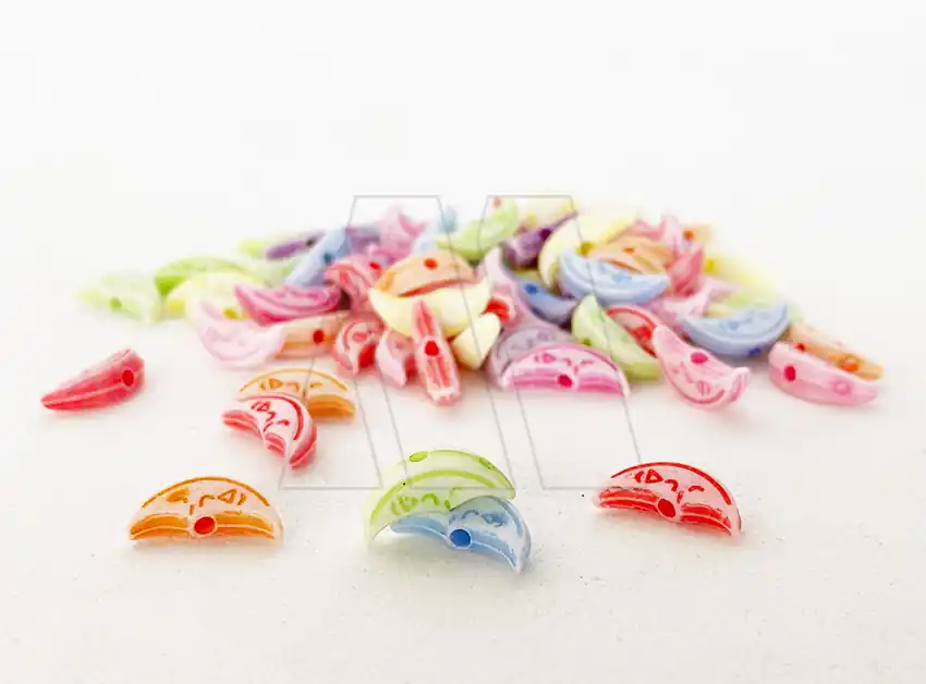 CUENTAS DE PLASTICO MEDIA LUNA 5MM X 10MM X 125GRS 8950.M32