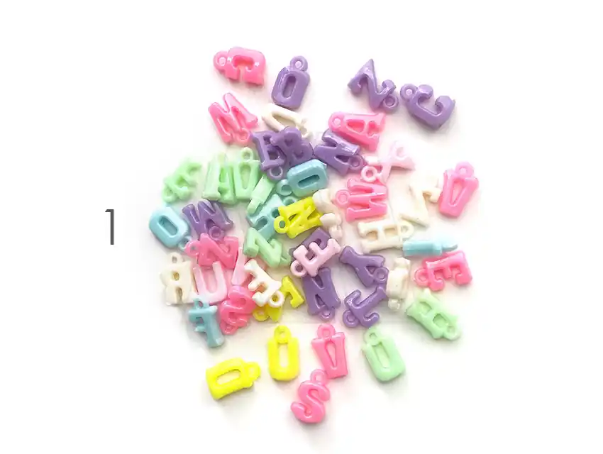 CUENTAS DE PLASTICO LETRAS 10MM X 125GRS 8950.M53