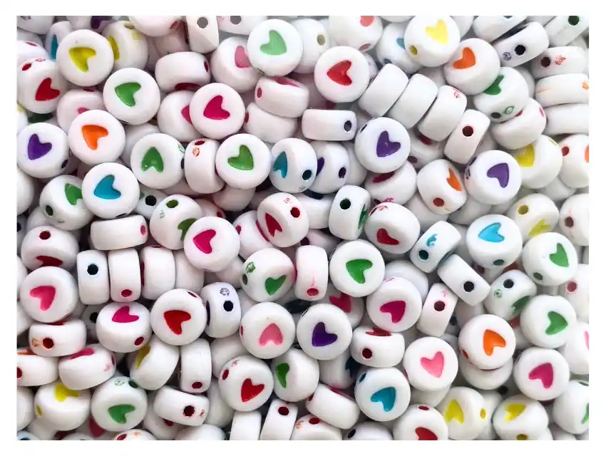 CUENTAS DE PLASTICO CORAZONES 7MM X 125GRS 8950.C