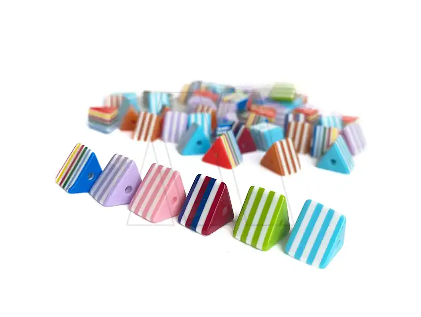 CUENTAS DE PLASTICO PIRAMIDES Y ROMBOS 10MM X 10MM X 125GRS 8950.M25