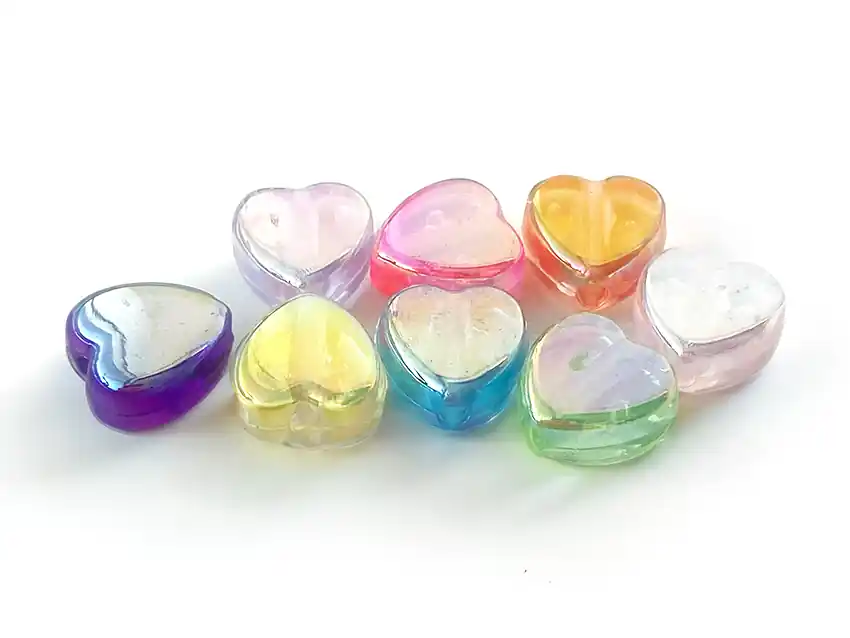 CUENTAS DE PLASTICO TORNASOLADAS CORAZONES 8MM X 125GRS  8950.M85