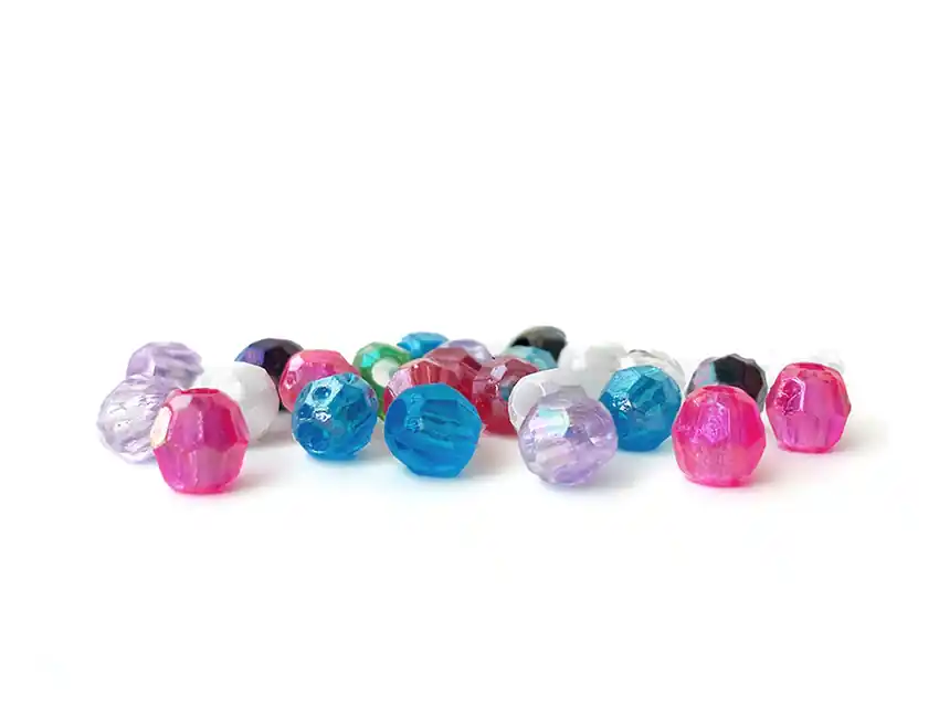 CUENTAS DE PLASTICO PERLAS FACETADAS TORNASOLADAS 6MM X 125GRS  8950.P6