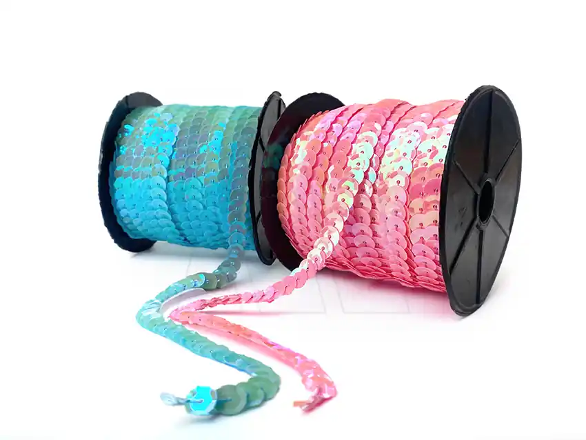 HILO DE LENTEJUELAS IRISADAS CUBE 8MM X 100YDS 1171.2I