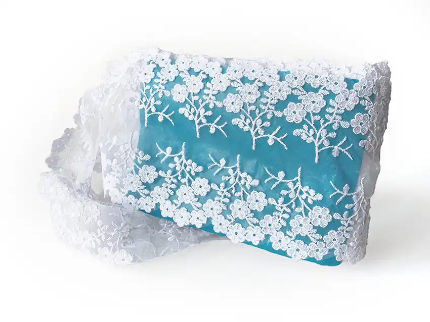 TUL BORDADO FLORCITAS 14 CM X 13,7 MTS 3000.669